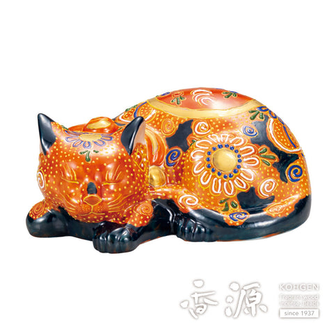 Kutani ware sleeping cat