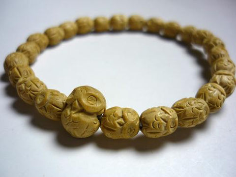 Owl-Carved Boxwood Amulet Bracelet Small Natural 633w051000000 - bead detail