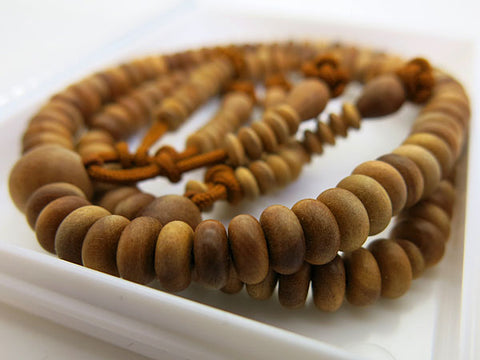 Nichiren sect formal bracelet, Indian Mysore sandalwood, tea-colored thread